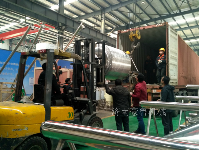 認(rèn)真負責(zé)的搬運啤酒設(shè)備 認(rèn)真負責(zé)的搬運啤酒設(shè)備