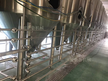 精釀啤酒設備底部細節(jié) 精釀啤酒設備底部細節(jié)