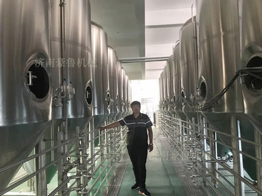 釀酒師在啤酒設備中 釀酒師在啤酒設備中